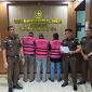 Pelimpahan tahap II berkas 5 tersangka kasus dugaan korupsi rehabilitasi tembok pagar dan pembangunan gapura Universitas Islam Negeri Sumatera Utara (UINSU) Tuntungan tahun 2020. Foto: Topikseru/ Edward Gilbert