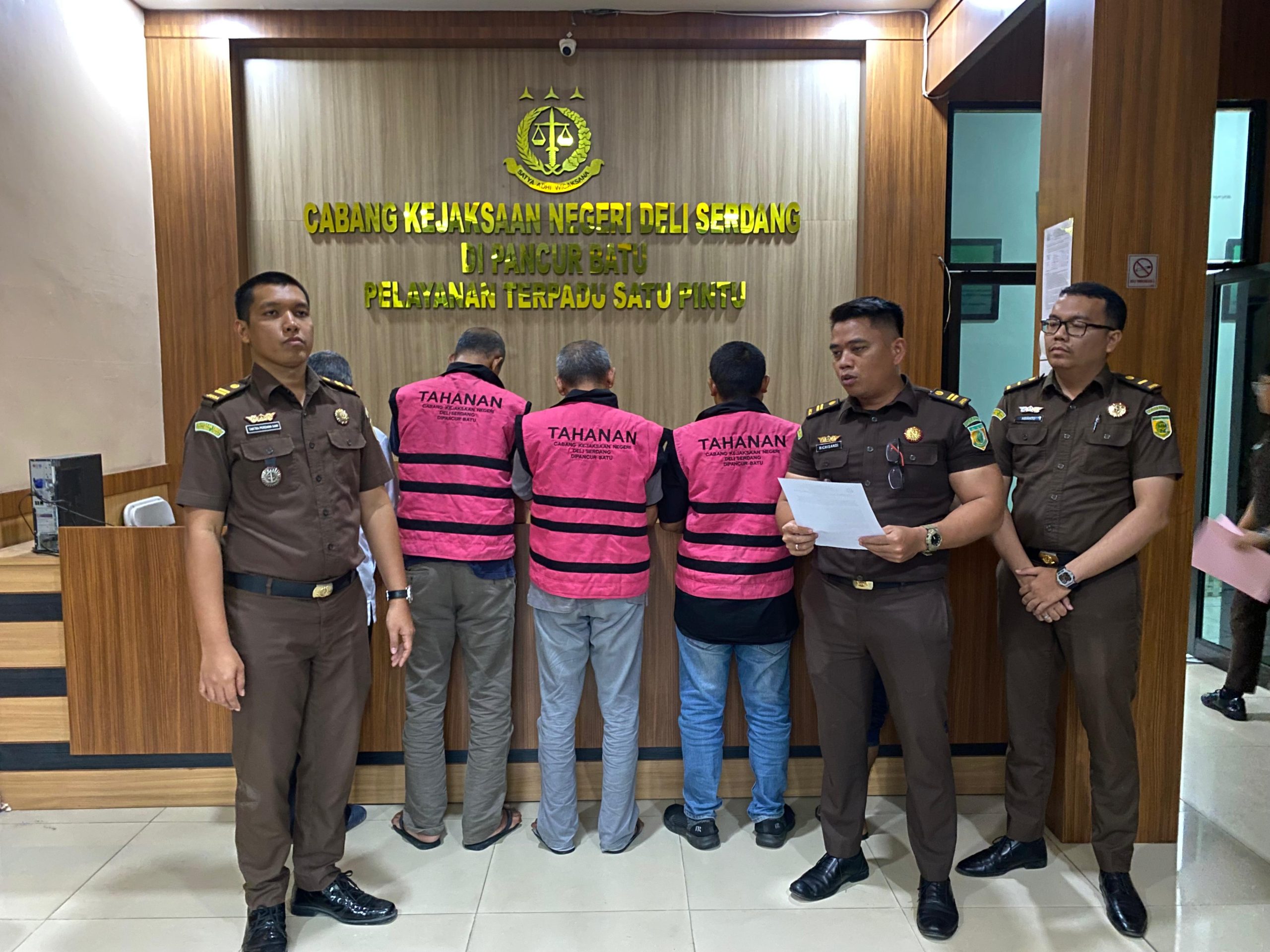 Pelimpahan tahap II berkas 5 tersangka kasus dugaan korupsi rehabilitasi tembok pagar dan pembangunan gapura Universitas Islam Negeri Sumatera Utara (UINSU) Tuntungan tahun 2020. Foto: Topikseru/ Edward Gilbert