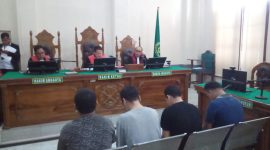 Suasana persidangan terhadap 4 terdakwa pembuat minuman keras illegal di di Pengadilan Negeri (PN) Medan, Selasa (20/8). Foto: Topikseru.com/ Edward Gilbert Munthe