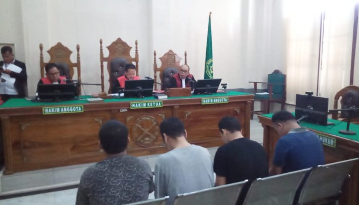 Karena Memproduksi Miras, Empat Orang Dituntut 2,5 Tahun Penjara