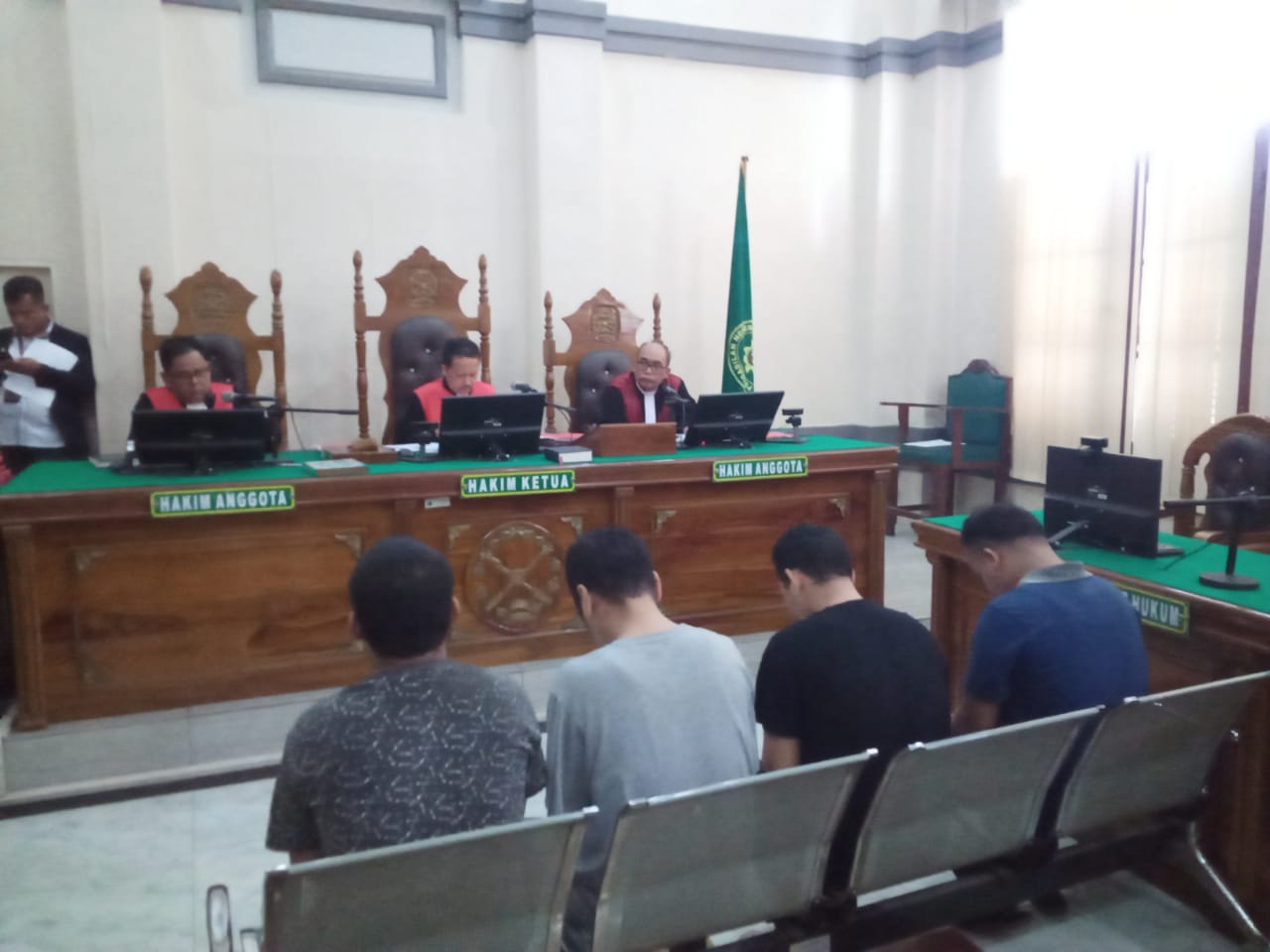 Suasana persidangan terhadap 4 terdakwa pembuat minuman keras illegal di di Pengadilan Negeri (PN) Medan, Selasa (20/8). Foto: Topikseru.com/ Edward Gilbert Munthe