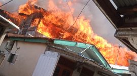 Dinas Pemadam Kebakaran dan Penyelamatan (Damkarmat) Kota Medan, Sumatera Utara mengerahkan sebelas armada untuk memadamkan 21 rumah penduduk yang terbakar. Foto: Antara/HO-Dok Damkarmat