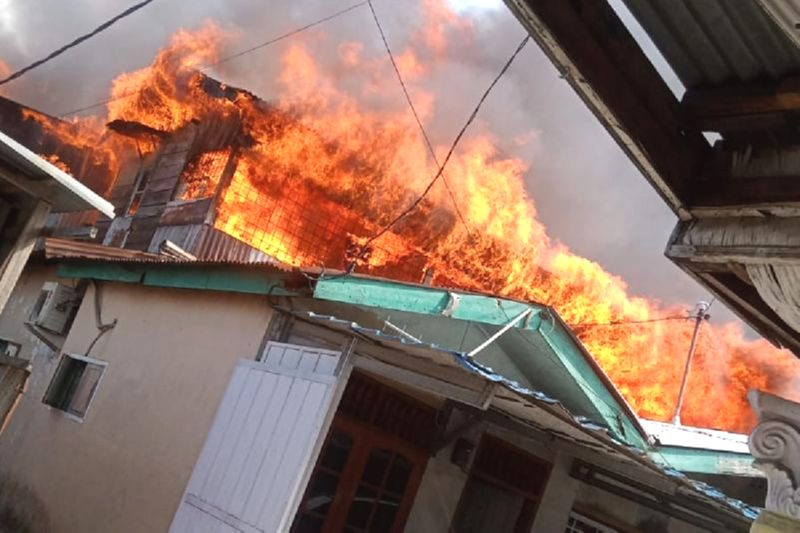 Dinas Pemadam Kebakaran dan Penyelamatan (Damkarmat) Kota Medan, Sumatera Utara mengerahkan sebelas armada untuk memadamkan 21 rumah penduduk yang terbakar. Foto: Antara/HO-Dok Damkarmat