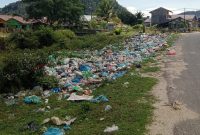 Ilustrasi sampah berserakan di tepi jalan. Foto: Topikseru.com