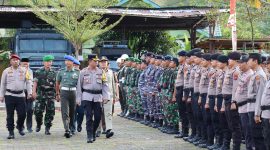 Waka Polres Tapteng, Kompol Soedarjanto saat meninjau kesiapan pasukan dalam Apel gelar pasukan Operasi Mantap Praja Toba  Pengamanan Pilkada Serentak Tahun 2024 di halaman Mapolres Tapteng, Senin (19/8). Foto: Dokumentasi Polres Tapteng