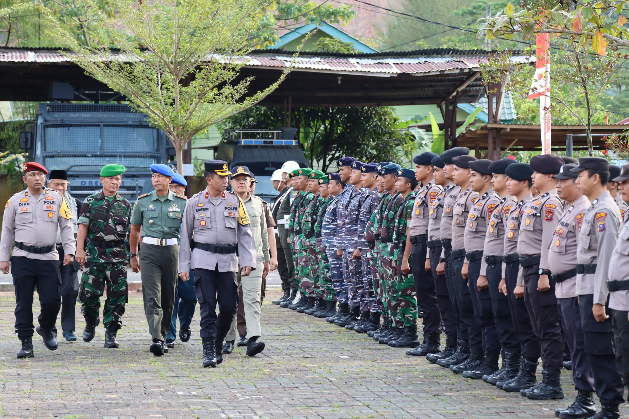 Waka Polres Tapteng, Kompol Soedarjanto saat meninjau kesiapan pasukan dalam Apel gelar pasukan Operasi Mantap Praja Toba Pengamanan Pilkada Serentak Tahun 2024 di halaman Mapolres Tapteng, Senin (19/8). Foto: Dokumentasi Polres Tapteng