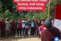 Tangkapan layar suasana masyarakat Kecamatan Borbor saat gelar upacara pengibaran bendera di jalan rusak. Foto: Tangkapan Layar