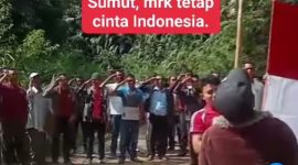 Tangkapan layar suasana masyarakat Kecamatan Borbor saat gelar upacara pengibaran bendera di jalan rusak. Foto: Tangkapan Layar