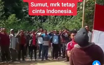 Tangkapan layar suasana masyarakat Kecamatan Borbor saat gelar upacara pengibaran bendera di jalan rusak. Foto: Tangkapan Layar