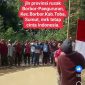 Tangkapan layar suasana masyarakat Kecamatan Borbor saat gelar upacara pengibaran bendera di jalan rusak. Foto: Tangkapan Layar