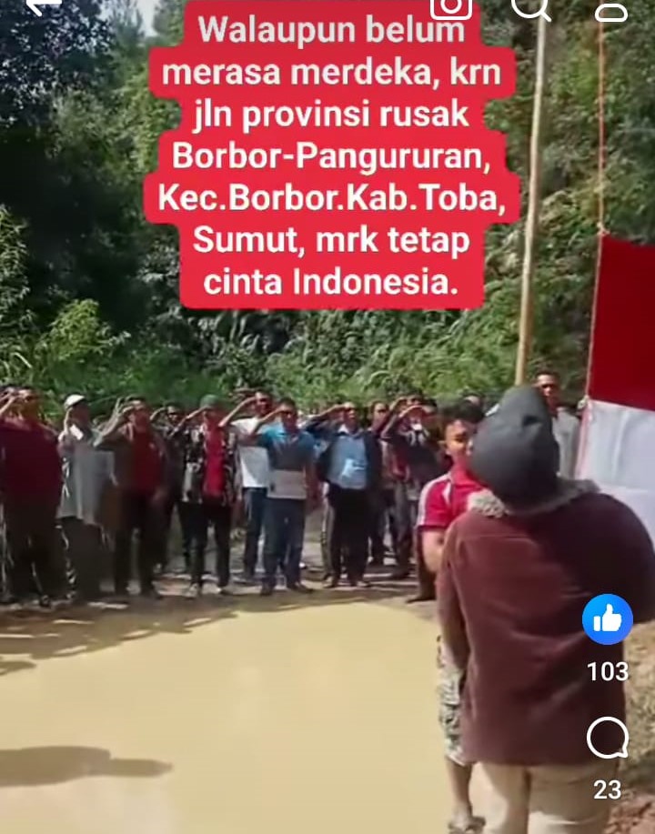 Tangkapan layar suasana masyarakat Kecamatan Borbor saat gelar upacara pengibaran bendera di jalan rusak. Foto: Tangkapan Layar
