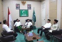 Ketua Umum PW Al Jam'iyatul Washliyah Sumut, Dedi Iskandar Batubara saat menerima kunjungan dari pasangan Hidayatullah-Yasyir Ridho, Rabu (11/9). Foto: Topikseru.com/Satria Hadhi Ningtyas