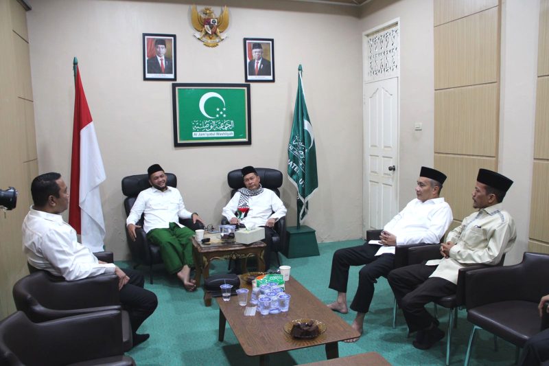 Ketua Umum PW Al Jam'iyatul Washliyah Sumut, Dedi Iskandar Batubara saat menerima kunjungan dari pasangan Hidayatullah-Yasyir Ridho, Rabu (11/9). Foto: Topikseru.com/Satria Hadhi Ningtyas