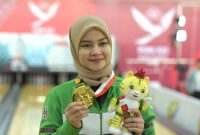 Peboling dari tim Sumatera Utara Aldila Indryati, memegang medali emas nomor master putri PON XXI Aceh-Sumut 2024, di GOR Bowling Hj Rayati Syafrin, Kabupaten Deli Serdang, Sumatera Utara, Kamis (19/9/2024). Foto: Antara/HO-PB PON XXI Wilayah Sumut