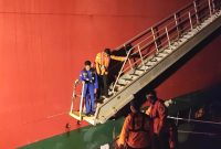 Tim Basarnas Medan melakukan intercept dan evakuasi tiga nelayan asal Aceh yang karam di Selat Malaka. Foto: Humas Basarnas Medan