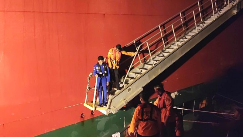 Tim Basarnas Medan melakukan intercept dan evakuasi tiga nelayan asal Aceh yang karam di Selat Malaka. Foto: Humas Basarnas Medan