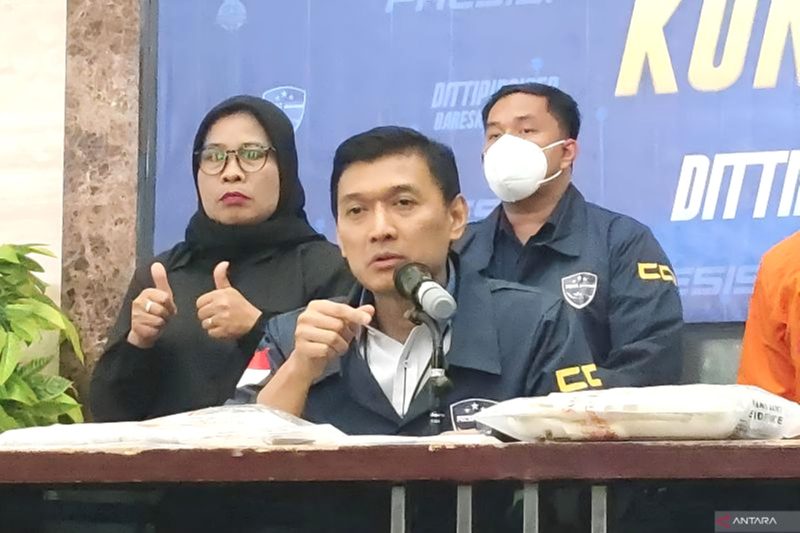 Direktur Tindak Pidana Siber Bareskrim Polri Brigjen Pol. Himawan Bayu Aji berbicara dalam konferensi pers di Gedung Bareskrim Polri, Jakarta, Selasa (24/9/2024). Foto: Antara/Nadia Putri Rahmani
