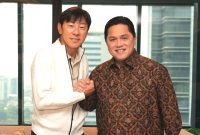 Ketua Umum PSSI Erick Thohir (kanan) bersama pelatih Timnas Indonesia Shin Tae-yong berpose bersama dalam pertemuan di Jakarta, Rabu (14/8/2024). Foto: Instagram @erickthohir
