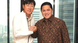 Ketua Umum PSSI Erick Thohir (kanan) bersama pelatih Timnas Indonesia Shin Tae-yong berpose bersama dalam pertemuan di Jakarta, Rabu (14/8/2024). Foto: Instagram @erickthohir