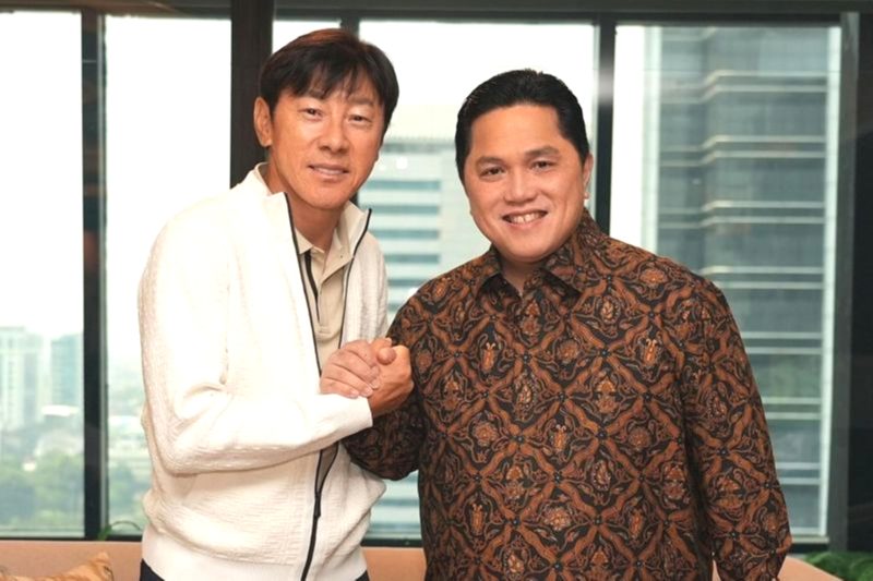 Ketua Umum PSSI Erick Thohir (kanan) bersama pelatih Timnas Indonesia Shin Tae-yong berpose bersama dalam pertemuan di Jakarta, Rabu (14/8/2024). Foto: Instagram @erickthohir