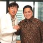 Ketua Umum PSSI Erick Thohir (kanan) bersama pelatih Timnas Indonesia Shin Tae-yong berpose bersama dalam pertemuan di Jakarta, Rabu (14/8/2024). Foto: Instagram @erickthohir