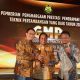 Presiden Direktur PT Agincourt Resources (PTAR) Muliady Sutio (kiri) didampingi General Manager & Deputy Director Operations PTAR Rahmat Lubis (kanan) berfoto bersama Dirjen Minerba Kementerian ESDM Tri Winarno (tengah) usai menerima trofi Penghargaan Terbaik Penerapan Kaidah Teknik Pertambangan yang Baik di Jakarta, Rabu (25/9). Foto: Dok PTAR