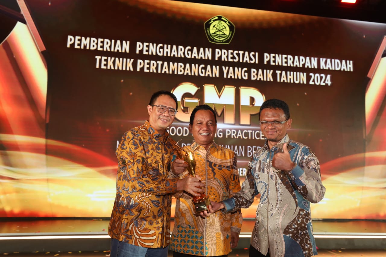 Presiden Direktur PT Agincourt Resources (PTAR) Muliady Sutio (kiri) didampingi General Manager & Deputy Director Operations PTAR Rahmat Lubis (kanan) berfoto bersama Dirjen Minerba Kementerian ESDM Tri Winarno (tengah) usai menerima trofi Penghargaan Terbaik Penerapan Kaidah Teknik Pertambangan yang Baik di Jakarta, Rabu (25/9). Foto: Dok PTAR