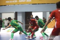 Tim futsal putra Sumut (hijau) memang tipis 3-2 atas tim DKI Jakarta di cabang futsal PON 2024. Foto: Antara/Juraidi