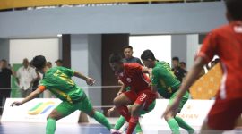 Tim futsal putra Sumut (hijau) memang tipis 3-2 atas tim DKI Jakarta di cabang futsal PON 2024. Foto: Antara/Juraidi