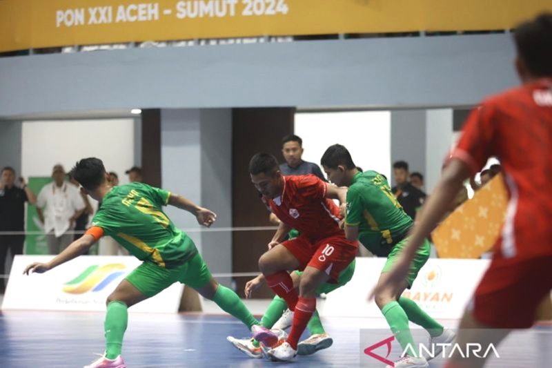 Tim futsal putra Sumut (hijau) memang tipis 3-2 atas tim DKI Jakarta di cabang futsal PON 2024. Foto: Antara/Juraidi