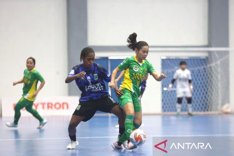 Laga antara tim futsal putri Jawa Barat (hijau kuning) melawan Papua Barat yang berkesudahan 4-3 untuk Jawa Barat. Foto: Antara/Juraidi