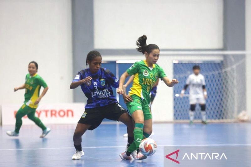 Laga antara tim futsal putri Jawa Barat (hijau kuning) melawan Papua Barat yang berkesudahan 4-3 untuk Jawa Barat. Foto: Antara/Juraidi