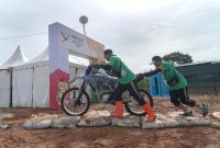 Panitia membawa sepeda motor peserta pada Cabor Grasstrack untuk berlomba di PON XXI Aceh-Sumut. Foto: PB PON
