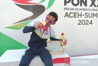 Atlet asal Jawa Barat, Hendro, berpose usai menerima medali emas. Foto: Antara/Juraidi