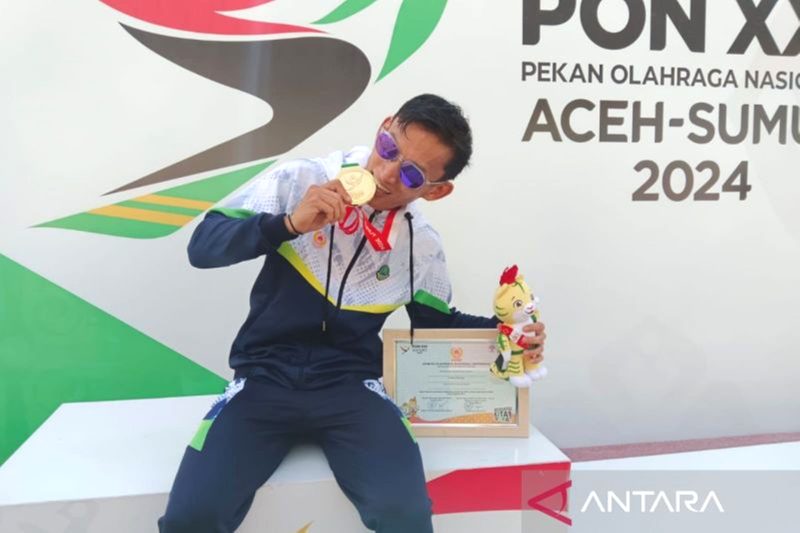 Atlet asal Jawa Barat, Hendro, berpose usai menerima medali emas. Foto: Antara/Juraidi