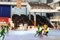 Tim hoki indoor putra Jawa Timur tampil perkasa setelah membungkam Sumatera Utara dalam laga penyisihan di Pekan Olahraga Nasional (PON) XXI Aceh-Sumut di Gedung Serba Guna Unimed, Kota Medan, Minggu. Foto: Antara/Anggi Luthfi Panggabean