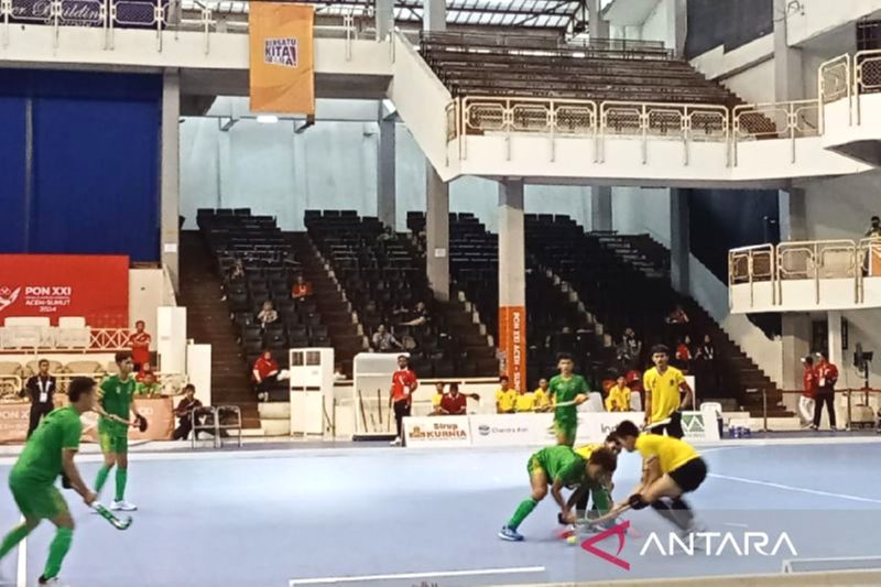 Tim hoki indoor putra Jawa Timur tampil perkasa setelah membungkam Sumatera Utara dalam laga penyisihan di Pekan Olahraga Nasional (PON) XXI Aceh-Sumut di Gedung Serba Guna Unimed, Kota Medan, Minggu. Foto: Antara/Anggi Luthfi Panggabean