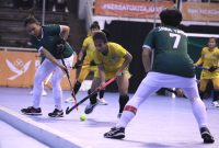 Atlet Hoki Indoor Putri Sumut saat berduel dengan Jawa Timur dalam perebutan medali perunggu PON Aceh-Sumut. Foto: PB PON