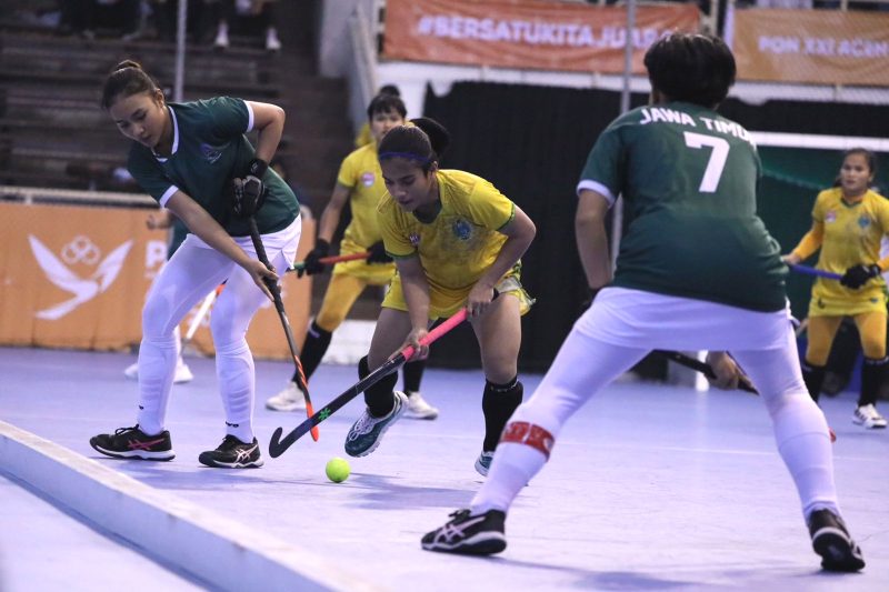 Atlet Hoki Indoor Putri Sumut saat berduel dengan Jawa Timur dalam perebutan medali perunggu PON Aceh-Sumut. Foto: PB PON