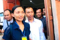 I Nyoman Sukena (38), warga Desa Bongkasa Pertiwi, Kecamatan Abiansemal, Kabupaten Badung, Bali yang memelihara Landak Jawa (Hysterix Javanica) didampingi istri Ni Made Lastri berjalan keluar ruang sidang usai menjalani sidang pembacaan tuntutan di Pengadilan Negeri Denpasar, Bali, Jumat (13/9/2024). Foto: Antara/Rolandus Nampu
