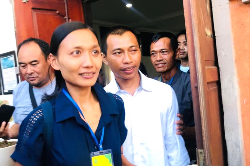 I Nyoman Sukena (38), warga Desa Bongkasa Pertiwi, Kecamatan Abiansemal, Kabupaten Badung, Bali yang memelihara Landak Jawa (Hysterix Javanica) didampingi istri Ni Made Lastri berjalan keluar ruang sidang usai menjalani sidang pembacaan tuntutan di Pengadilan Negeri Denpasar, Bali, Jumat (13/9/2024). Foto: Antara/Rolandus Nampu
