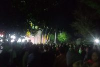 Massa pendukung Masinton-Mahmud yang memadati jalan depan Kantor KPU Tapteng, Rabu (4/9) malam. Foto: Topikseru.com/ Hendra