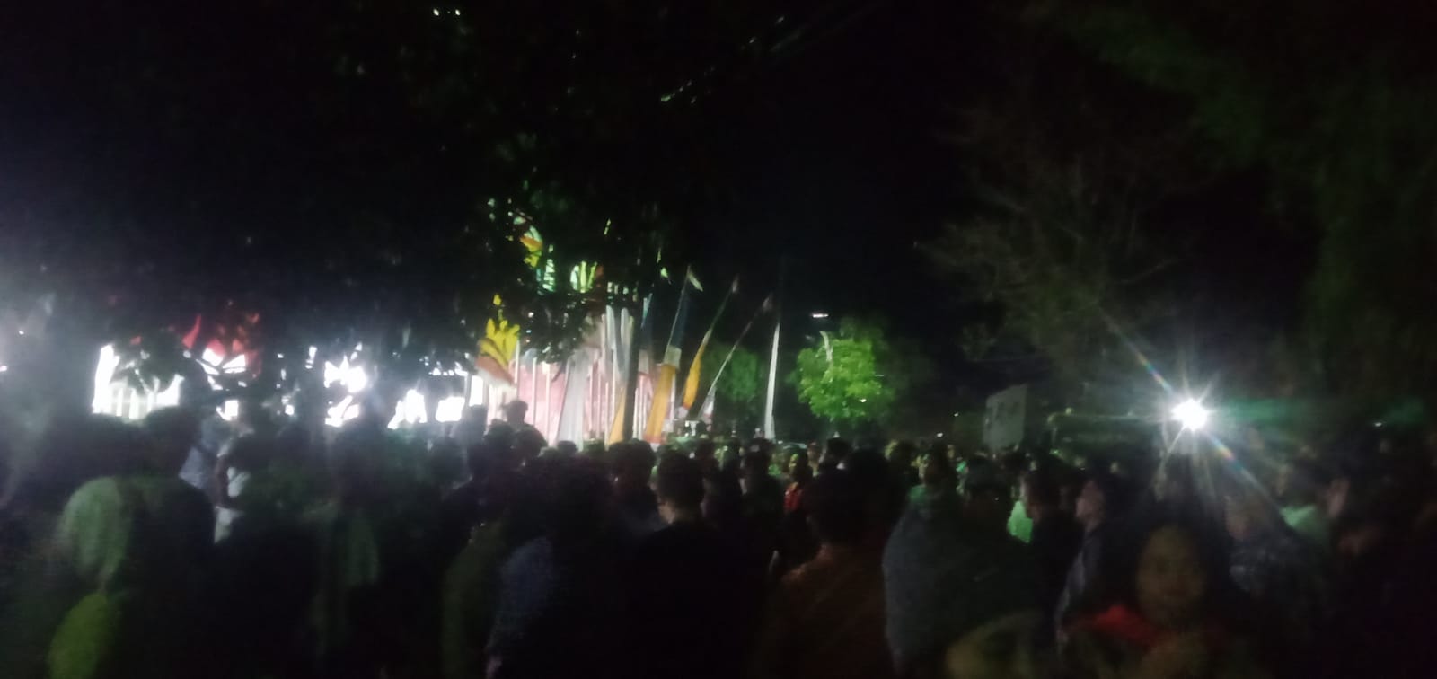 Massa pendukung Masinton-Mahmud yang memadati jalan depan Kantor KPU Tapteng, Rabu (4/9) malam. Foto: Topikseru.com/ Hendra