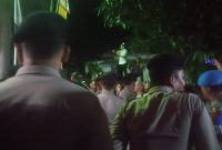 Aparat kepolisian menjaga ketat pagar kantor KPU Tapteng, Rabu (4/9). Foto: Topikseru.com/ Hendra Simanjuntak