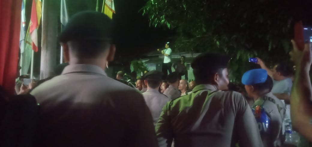 Aparat kepolisian menjaga ketat pagar kantor KPU Tapteng, Rabu (4/9). Foto: Topikseru.com/ Hendra Simanjuntak