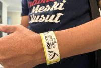 Ilustrasi - Seorang warga mengenakan tiket pertandingan pada PON Aceh - Sumut 2024. 