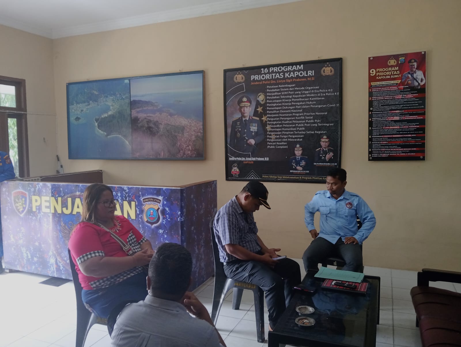 Asilia Laia, istri korban meninggal diduga akibat pengeroyokan saat mendatangi Polairud Sibolga. Foto: Topikseru.com/ Jasman Julius