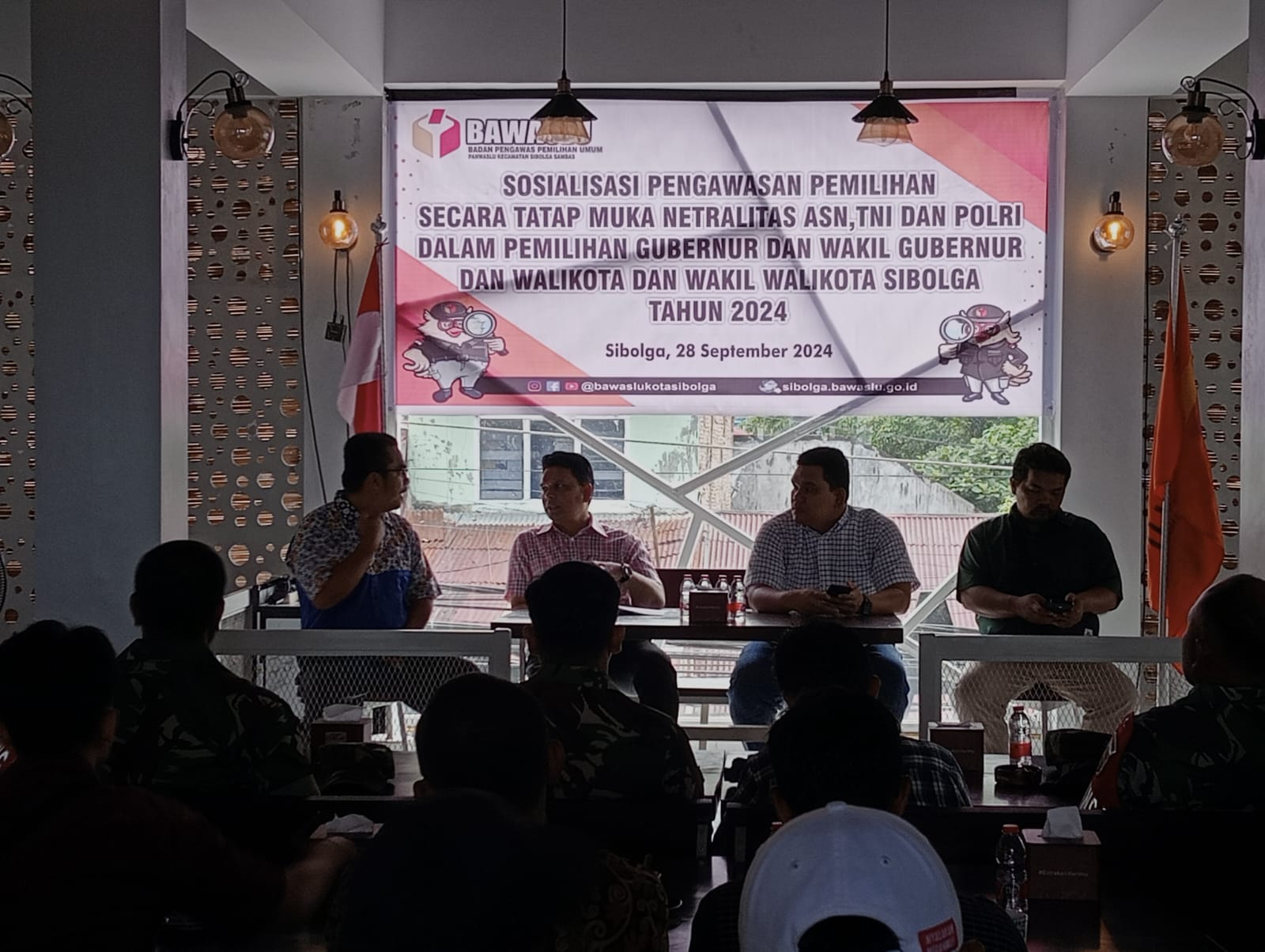 Suasana sosialisasi terkait netralitas ASN, TNI dan Polri yang digelar Panwascam Sibolga Sambas, Sabtu (28/9). Foto: Topikseru.com/ Jasman Julius