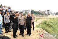 Petugas melakukan olah tempat kejadian perkara penemuan tujuh jasad remaja pria di aliran Kali Bekasi, Perumahan Pondok Gede Permai, Kecamatan Jatiasih, Kota Bekasi, Jawa Barat, Minggu (22/9/2024). Foto: Antara/Pradita Kurniawan Syah