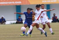 Laga antara tim putri sepak bola wanita DKI Jakarta (putih) melawan Jabar (biru) pada final sepak bola putri PON 2024. Foto: Antara/HO
